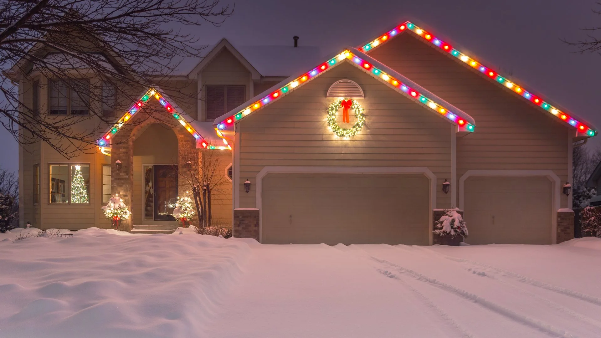 Hiring Professionals to Install Your Holiday Lights Is Worth It!