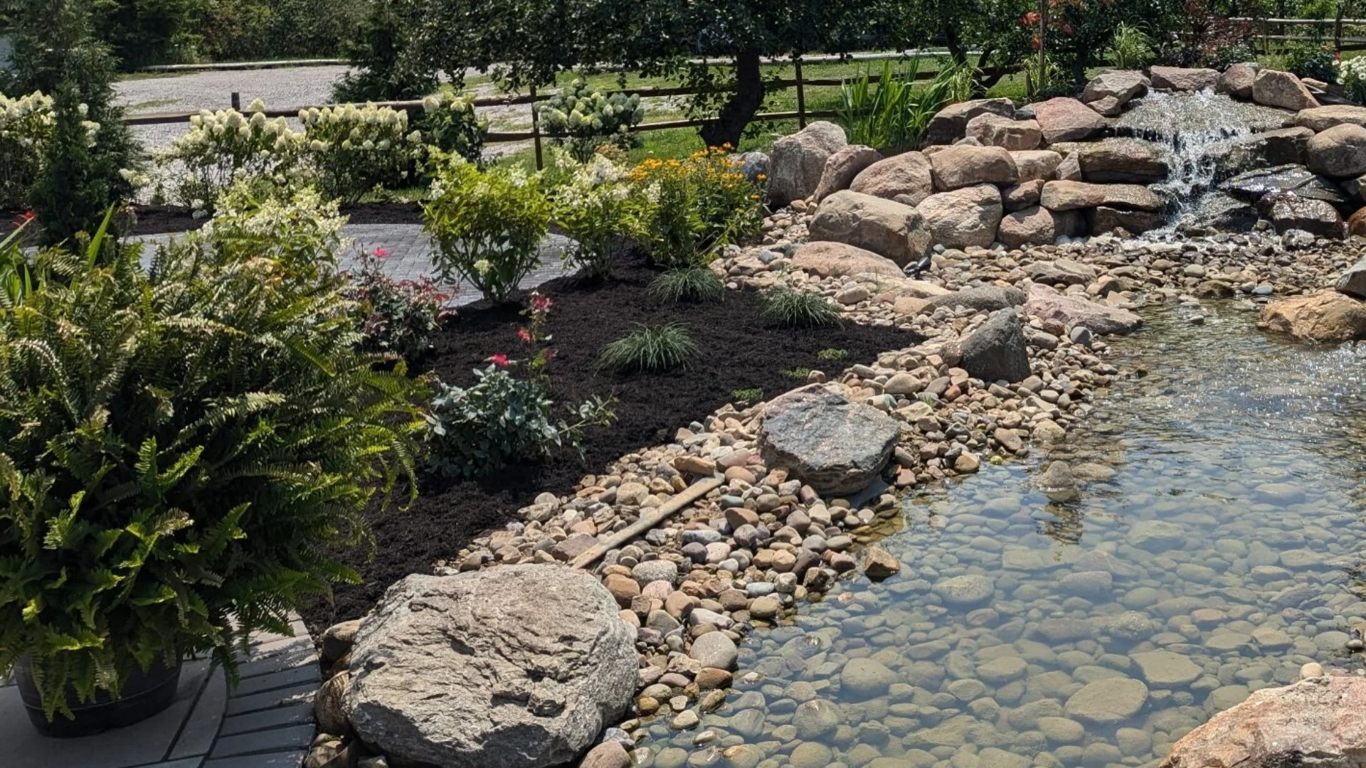 Battle of the Ground Covers: Mulch vs Rock